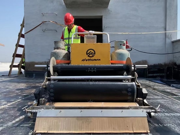 Pavimentadora de membrana impermeable de fusión en quente intelixente