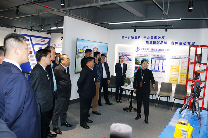 Visiting-the-Exhibition-Hall-of-Henan-DR-&-Voyage-High-Tech-Products