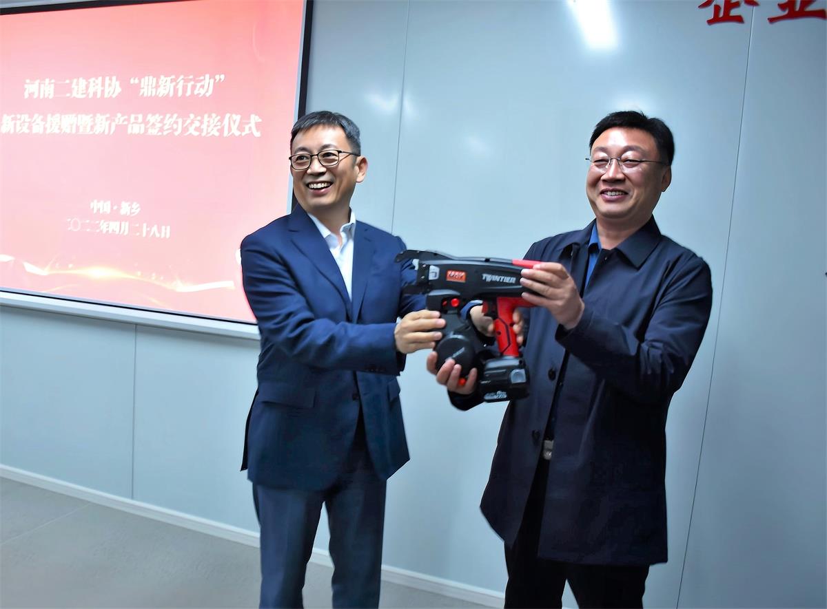 Huang Daoyuan, Chairman of the Science and Technology Association, Handed Over the Donated Equipment to the Sixth Project Management Department