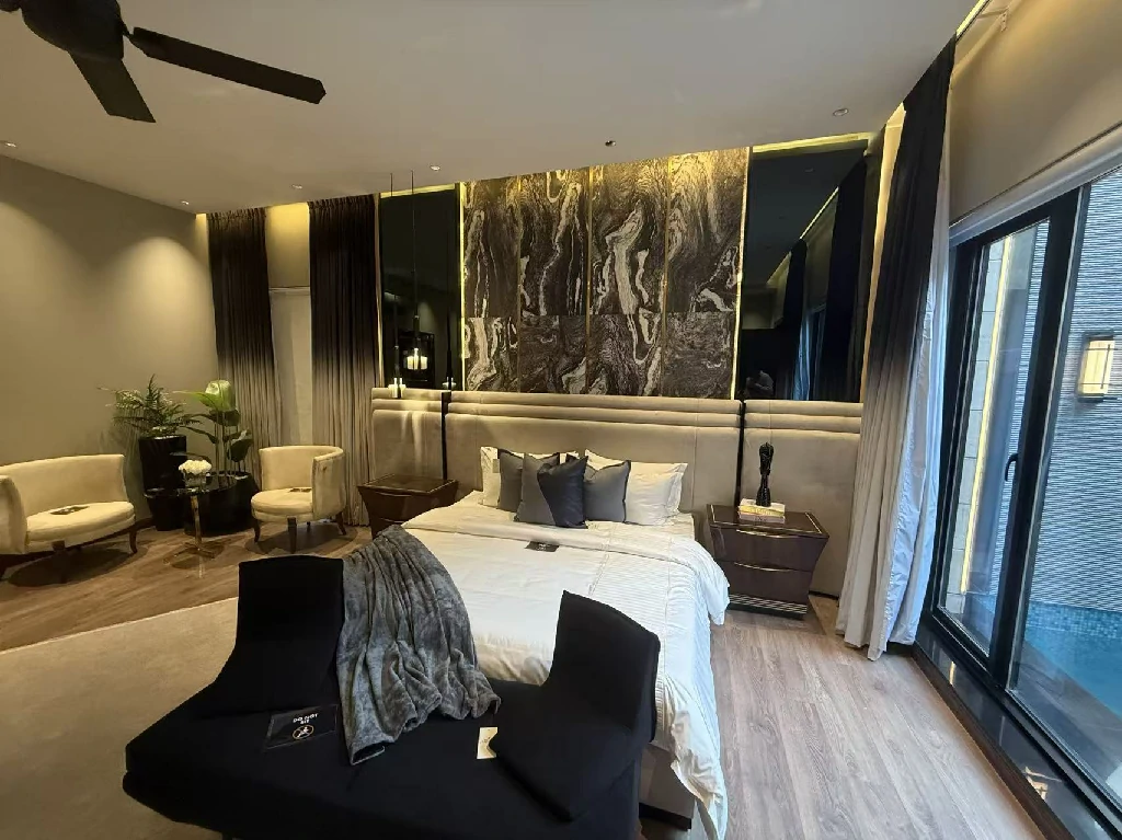 classic-laminate-flooring-modern-bedroom-project