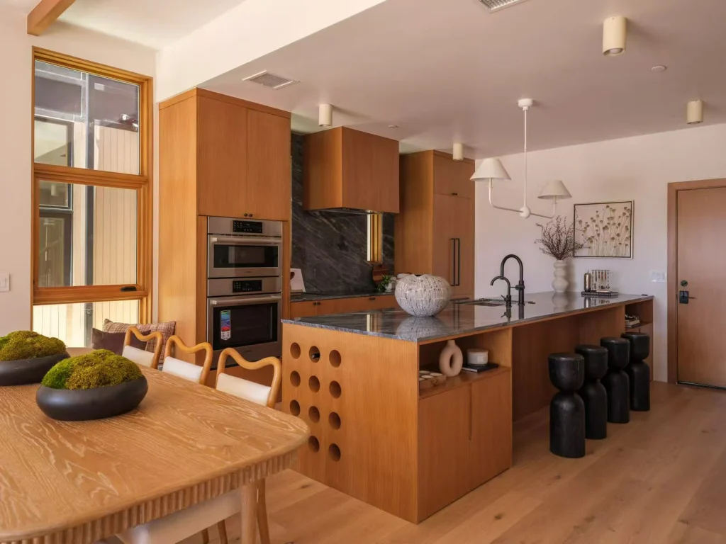 minimalist-dining-area-maple-veneer-paneling